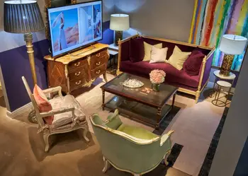 Dnevna soba pohištvo v italijanskem slogu francoskega vintage style rdeč kvadrat nalepke, zlata folija udobno teksturo dve zofe